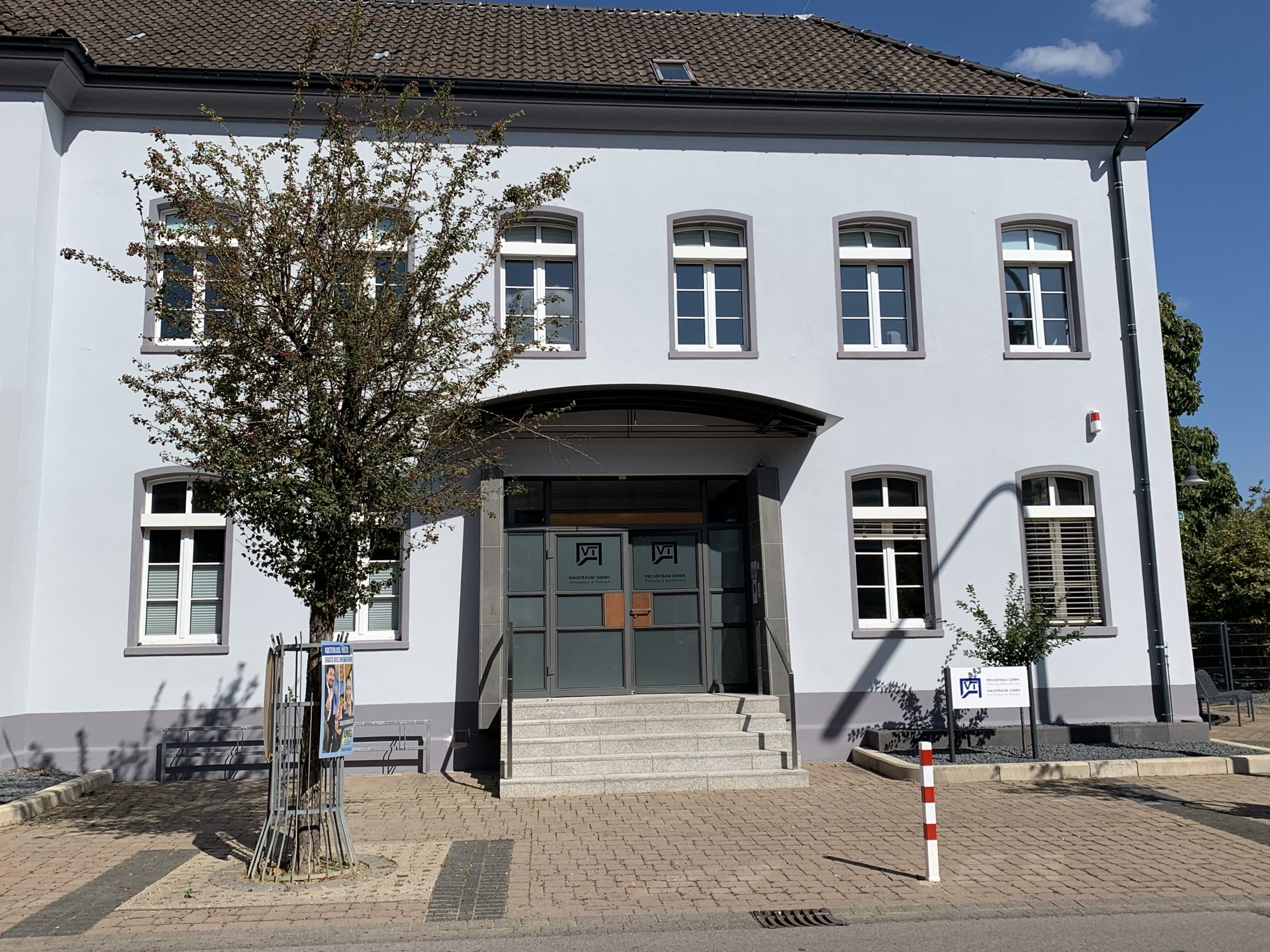 Die Frontansicht des Bürogebäudes der VT-Haustraum GmbH